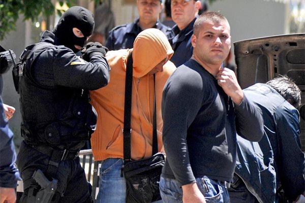 Маскирани полицаи задържаха Николай на бул. "Никола Габровски"в Дианабад в сряда. 
 СНИМКА: ХРИСТО РАХНЕВ