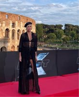 Чарлийз Терон омая Рим с мрежеста рокля на световната премиера на „Бързи X”