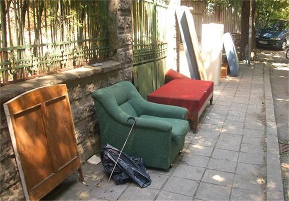 Мебелите на Нарине, изхвърлени пред къщата й в центъра на Варна
Снимка: Петел.бг