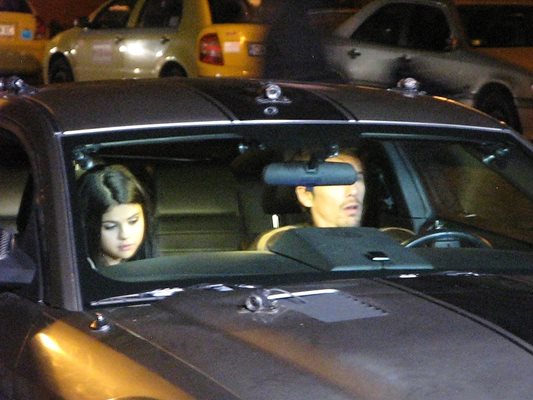 Селена Гомес в кола с Итън Хоук по време на нощни снимки на филма “Бягство”, който се прави в България.

СНИМКА: ПИЕР ПЕТРОВ