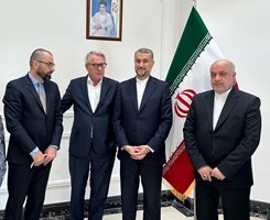 Мирослав Зафиров (крайният вляво) с Тор Венесланд, Амир-Абдолахиян и иранския посланик в Бейрут Моджтаба Амани (крайният вдясно).