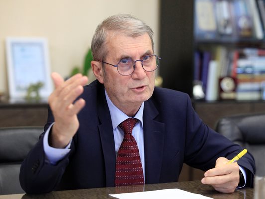 Христо Хинков обяви, че няма да довърши мандата си.