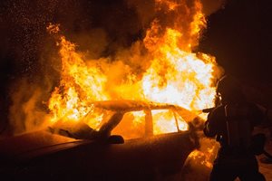 Кола се заби в масивна ограда и се запали в Русенско
