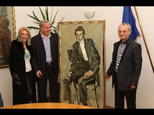 Светослава и Димитър Тадаръкови дават подаръка си на Ахмед Доган за 55-ия му рожден ден - негов портрет, рисуван от натура от Димитър Лалев през 1984 г. Лидерът на ДПС е позирал на художника, защото е бил състудент на съпругата му Румяна. 

