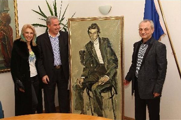 Светослава и Димитър Тадаръкови дават подаръка си на Ахмед Доган за 55-ия му рожден ден - негов портрет, рисуван от натура от Димитър Лалев през 1984 г. Лидерът на ДПС е позирал на художника, защото е бил състудент на съпругата му Румяна. 

