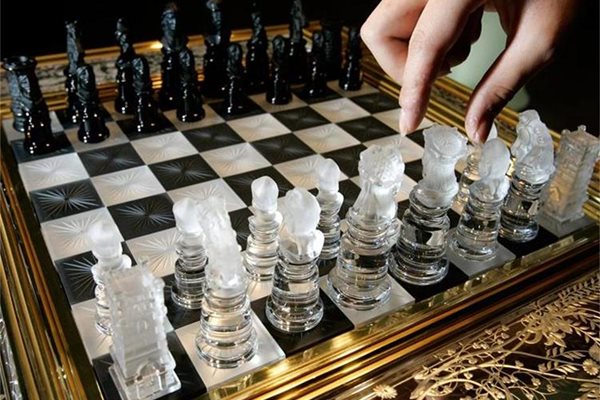 Шах от кристал, продаван за $ 287 684 в Токио. Има само 6 такива комплекта в света.