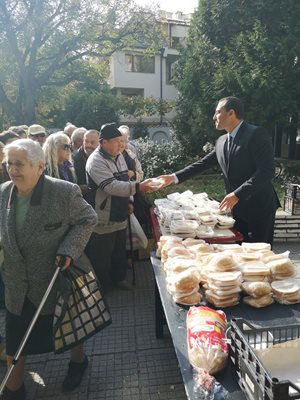 Кметът Ральо Ралев раздаде курбан в двора на храма