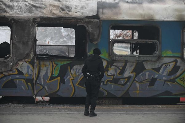 Влакът, в който на Централна гара в София на 31 декември след пожар загинаха четирима бездомни. СНИМКА: Георги Палейков