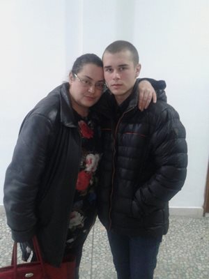 Борис заедно с майка си Мария Минчева Снимка: Авторът