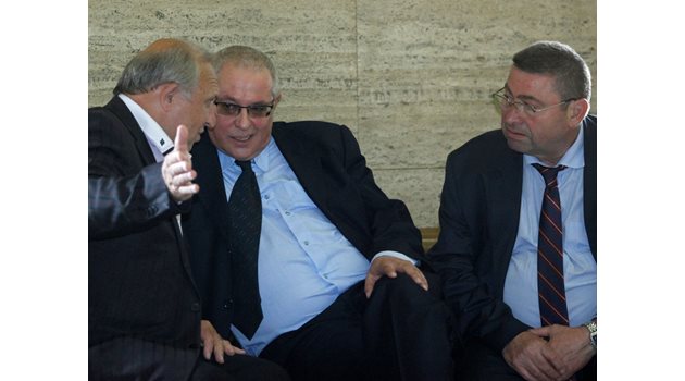 Петко Митевски (в средата) разговаря с адвоката си Георги Варамезов (вдясно).