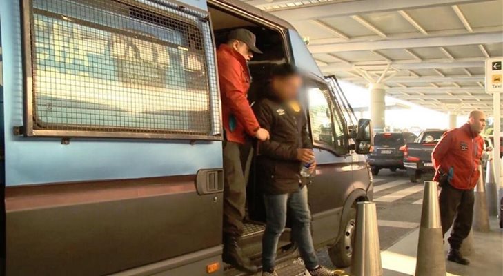 Екип на жандармерия и миграционни власти изпраща българина на летището