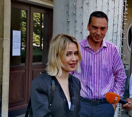 Мария на тръгване от срещата с кмета Димитър Николов