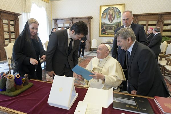 Премиерът Кирил Петков и съпругата му Линда подаряват рождественска ясла от вълна на папа Франциск.
