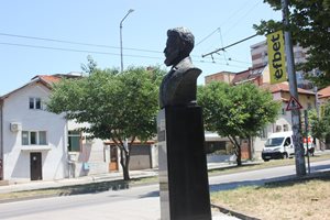 Реставрират паметника на Христо Ботев, издигнат преди 48 г. в Плевен