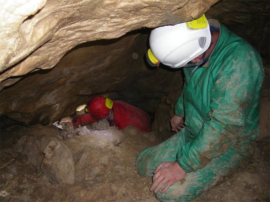 Пещерняците стигат до залата с костите пълзешком по тясна галерия, през която не може да се провре пълен човек.