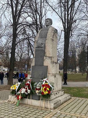 Цветя в знак на признателност украсиха паметника на Левски в Монтана