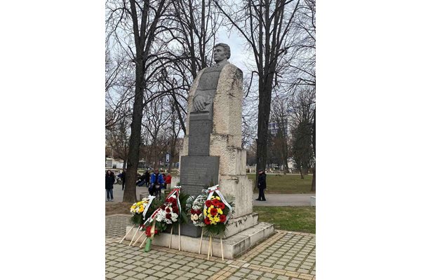 Цветя в знак на признателност украсиха паметника на Левски в Монтана