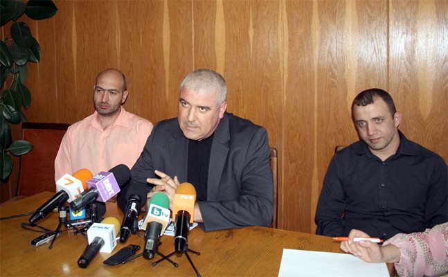 Зам.-шефът на СДВР Ивайло Спиридонов (в средата) разкри подробности за задържането на убийците.
СНИМКА: ТОНИ ПЕЛТЕКОВА