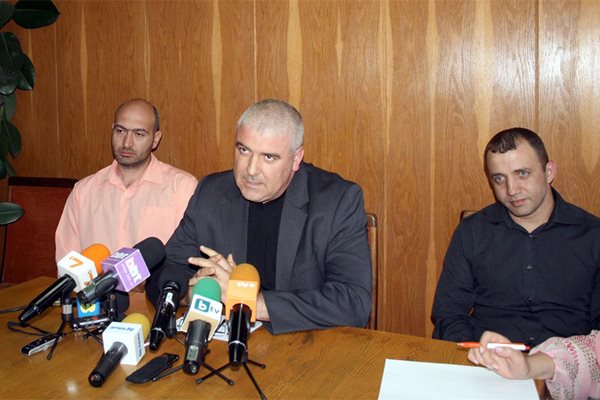 Зам.-шефът на СДВР Ивайло Спиридонов (в средата) разкри подробности за задържането на убийците.
СНИМКА: ТОНИ ПЕЛТЕКОВА