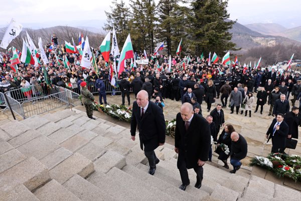 Президентът Румен Радев и председателя на НС Росен Желязков се качиха заедно да поднесат венци пред Паметника на свободата.