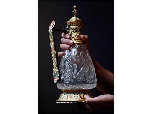 Кана от гравиран планински кристал от кралската съкровищница на Фатимид, датираща от Х в. На търг в Лондон за нея поискаха $ 5,3 млн.