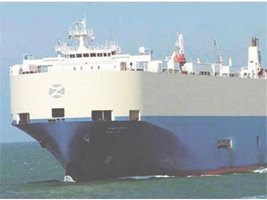 “Ейшън глори” се движи към Оман и е ескортиран от британски военен кораб.
СНИМКА: АРХИВ
