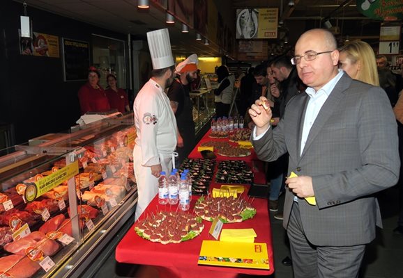 Управителят на "Билла България" Бойко Сачански опитва метвурст от сурово телешко филе и пресен свински врат.