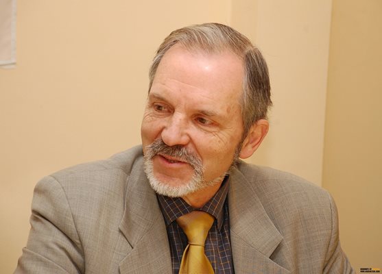 Доц. д-р Борислав Великов