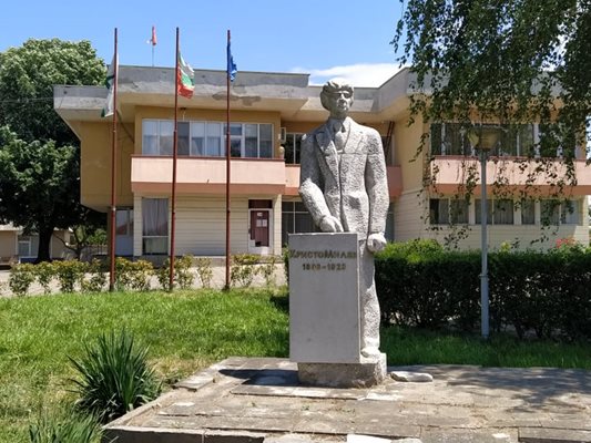 Паметникът на септемвриецът Христо Милев стои в центъра на селото.