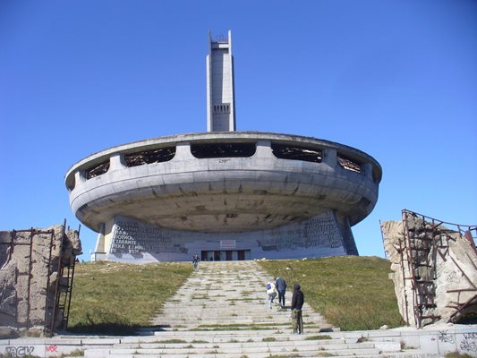 Паметникът е често посещаван от всички поколения българи. СНИМКИ: Ваньо Стоилов