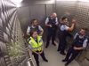 Полицаи създават музика в асаньор (видео)