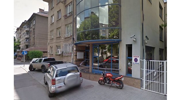 В сградата на улица "Бойчо Войвода" в близост до Румънското посолство, по която е стреляно, има офиси на няколко транспортни фирми. Снимка "Гугъл стрийт вю"