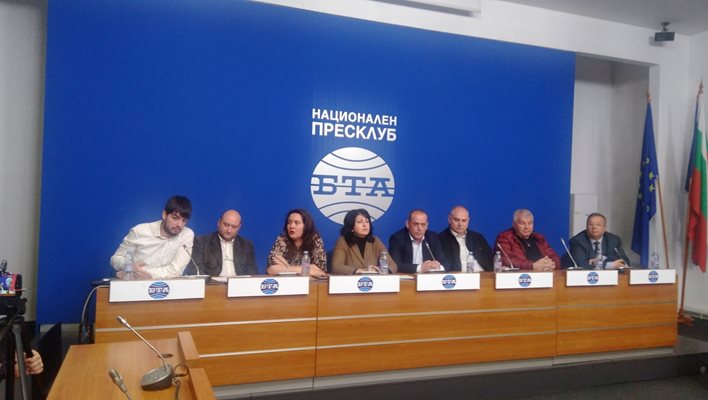 Превозвачи от 8 организации обявиха, че на 27 април ще протестират. Сред тях е пловдивчанинът Петко Ангелов (третият отдясно наляво).