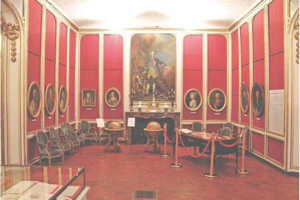 Част от интериора на библиотеката на “Версай”