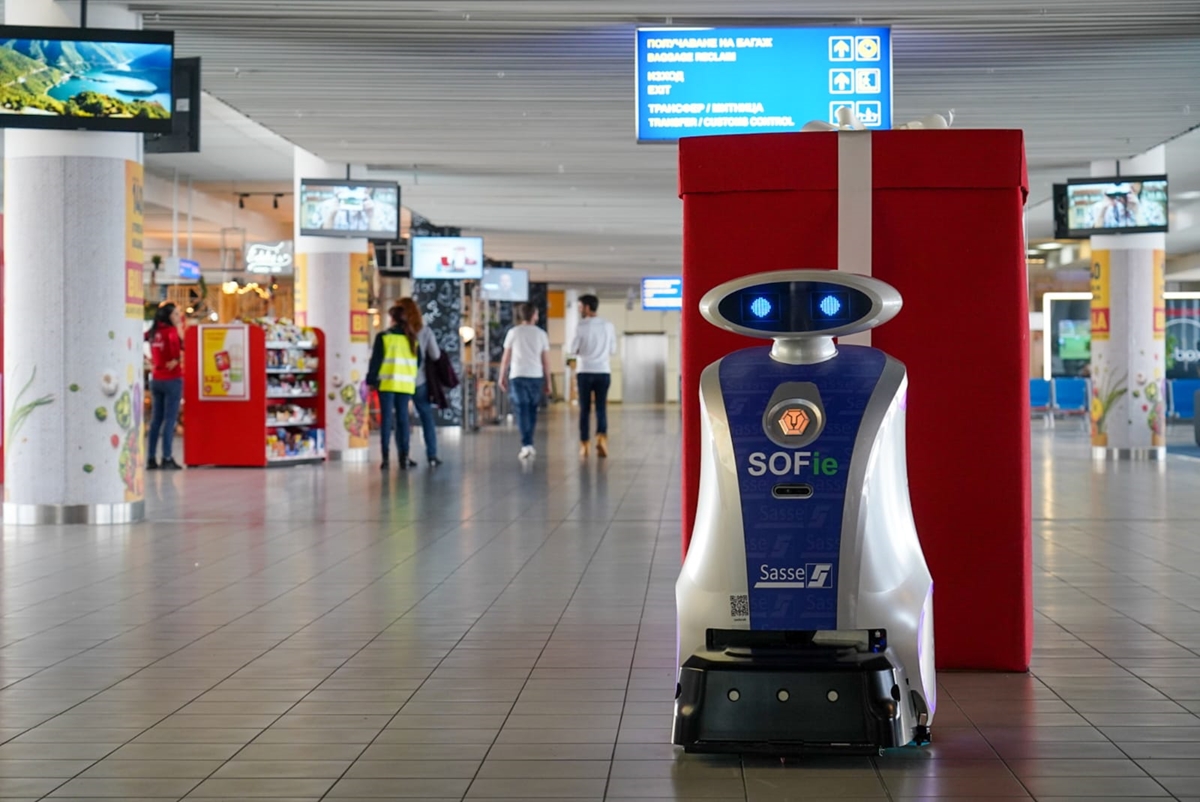 Първият робот чистач започна работа на летище София
