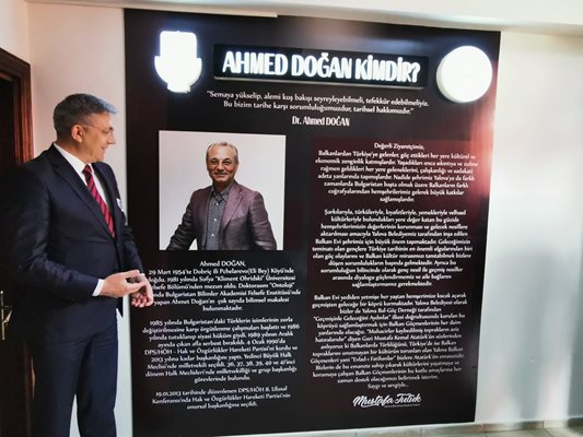 Председателят на Движението Мустафа Карадайъ пред информационно табло с биографията на почетния председател на ДПС д-р Ахмед Доган