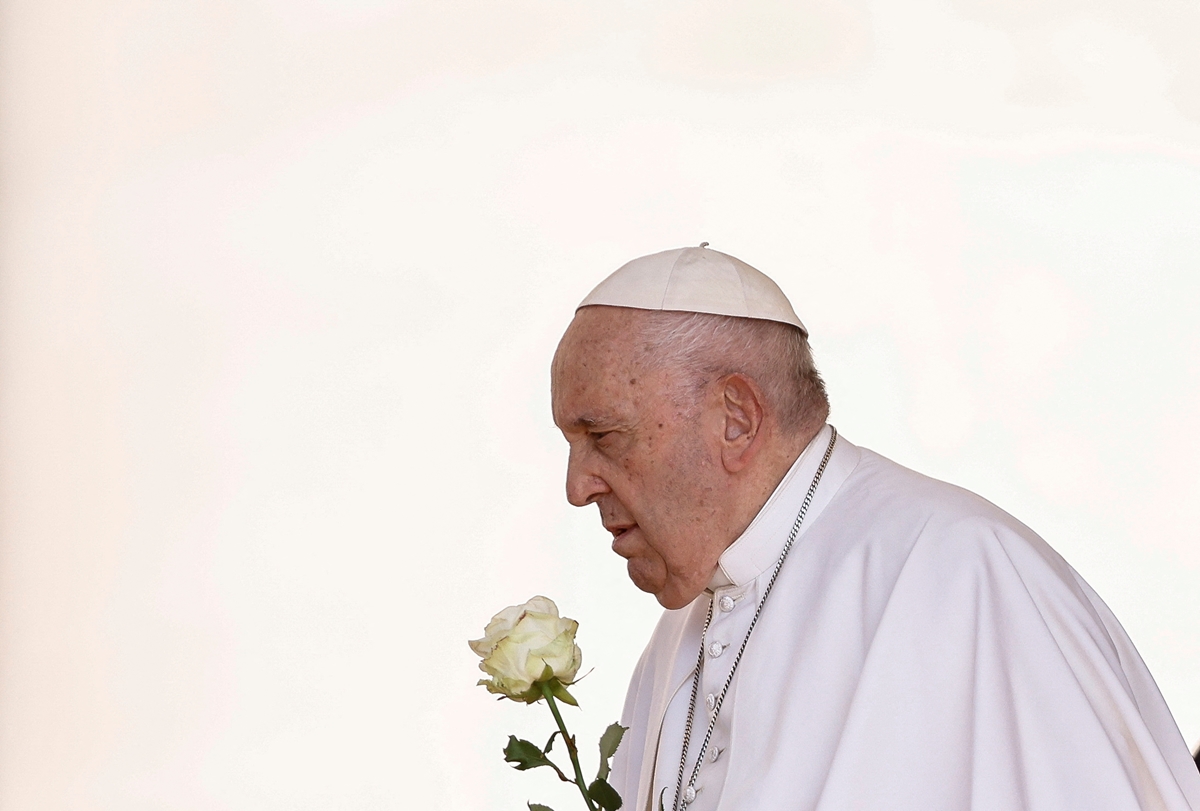 Папа Франциск се възстановява успешно след коремната си операция