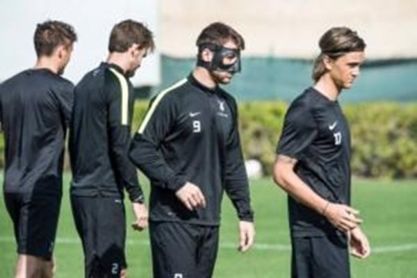 Българинът тренира с маска в новия си тим "Мидтиланд".