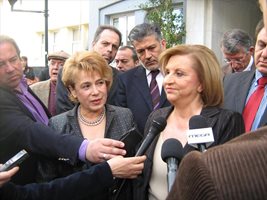 Министър Масларова и гръцката й колежка Петраля дават изявления пред болницата, където лежи Костадинка Кунева.
СНИМКА: АВТОРЪТ