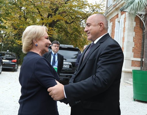 Министър-председателят на Румъния Виорика Дънчила също пристигна в резиденцията.