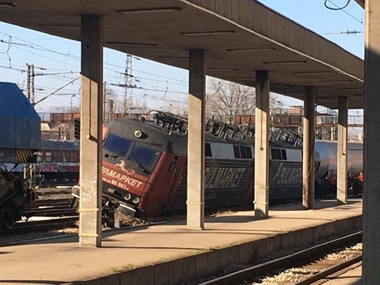 Очакват до светлата част на деня да вдигнат локомотивите.