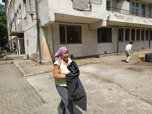 Украинка изнася отпадъци от запусната Белодробна болница, преди тя да бъде подготвена за център за бежанци. Сградата беше запусната и изоставена, но след ремонт с помощта на доброволци стана втори дом на избягали от войната. Снимка: "24 часа"