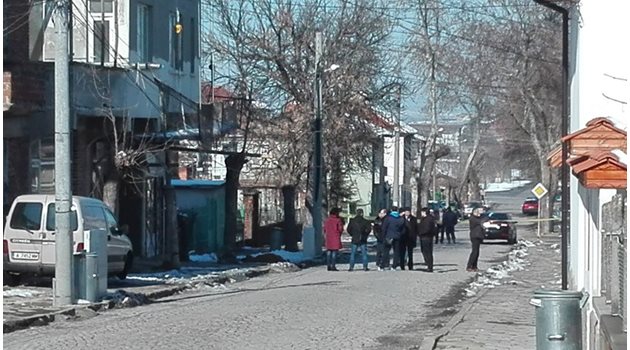 Трупът все още лежи на улицата Снимка: Тони Щилиянова