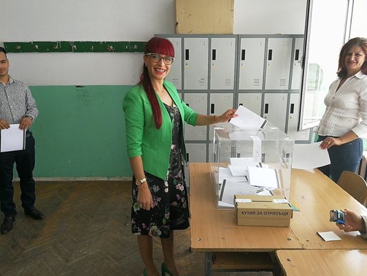 Даниела Савеклиева гласува.