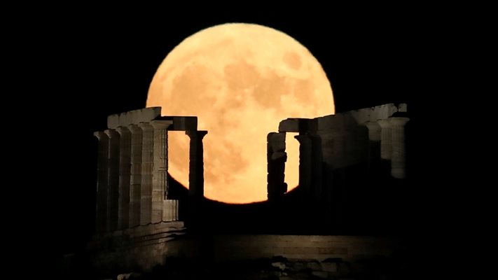Пълнолуние зад Храма на Посейдон край Атина, Гърция СНИМКИ: Ройтерс