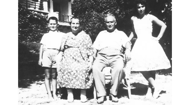 Мара Малеева заедно с Живков и децата им.