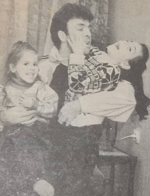 30-годишният Наско сияе с дъщерите си Виолета и Славея.