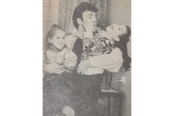 30-годишният Наско сияе с дъщерите си Виолета и Славея.