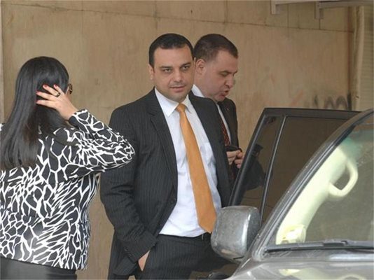 Транспортният министър Ивайло Московски преди заседанието на кабинета, което се проведе в Кюстендил. Вляво е министърът на строителството Лиляна Павлова. 
СНИМКА: РУМЯНА ТОНЕВА
