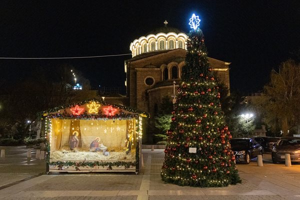 Къщичката със сцената на Рождество Христово е част от коледната украса на площад “Св. Неделя"